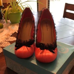 Rose with black trim pumps